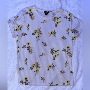 White cotton t-shirt with sunflowers.